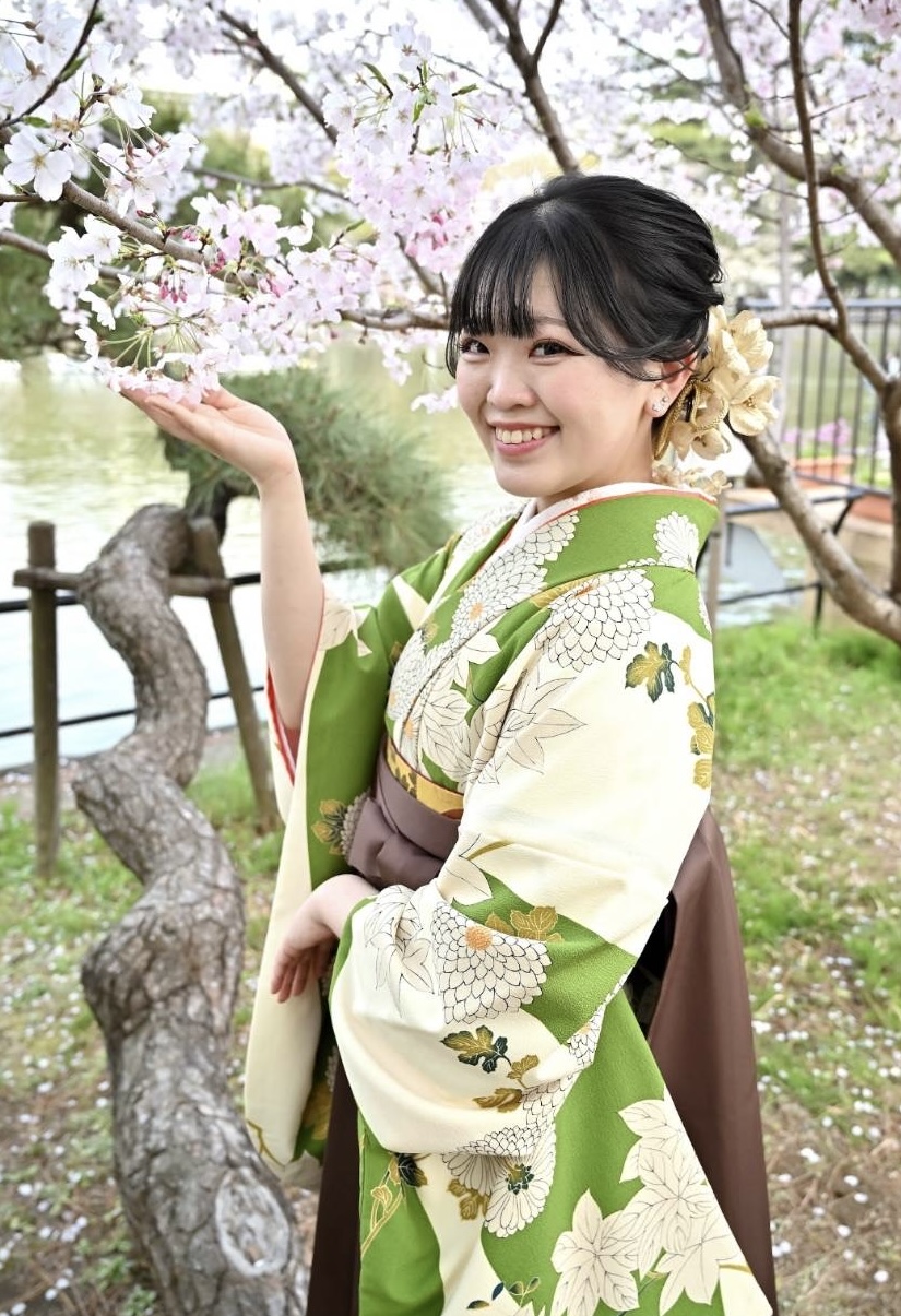 桜と振袖姿のメインビジュアル